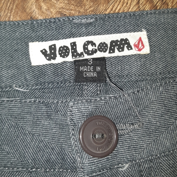 Volcom shorts size 3 - Picture 3 of 3